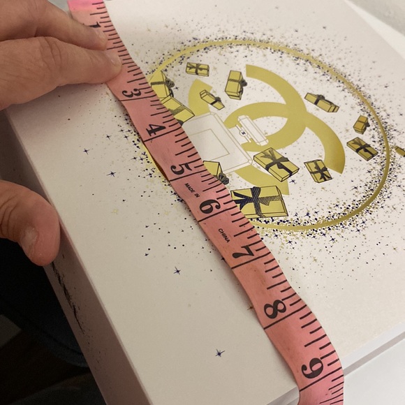 CHANEL large Gift Box Holiday 2023 Limited Edition - Picture 9 of 13